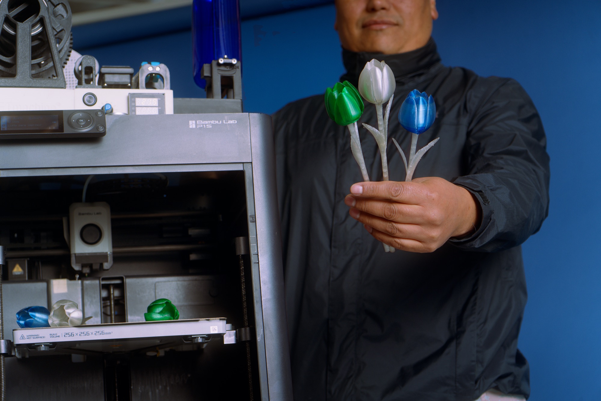 Flores fabricadas con material reciclado frente a una impresora 3D