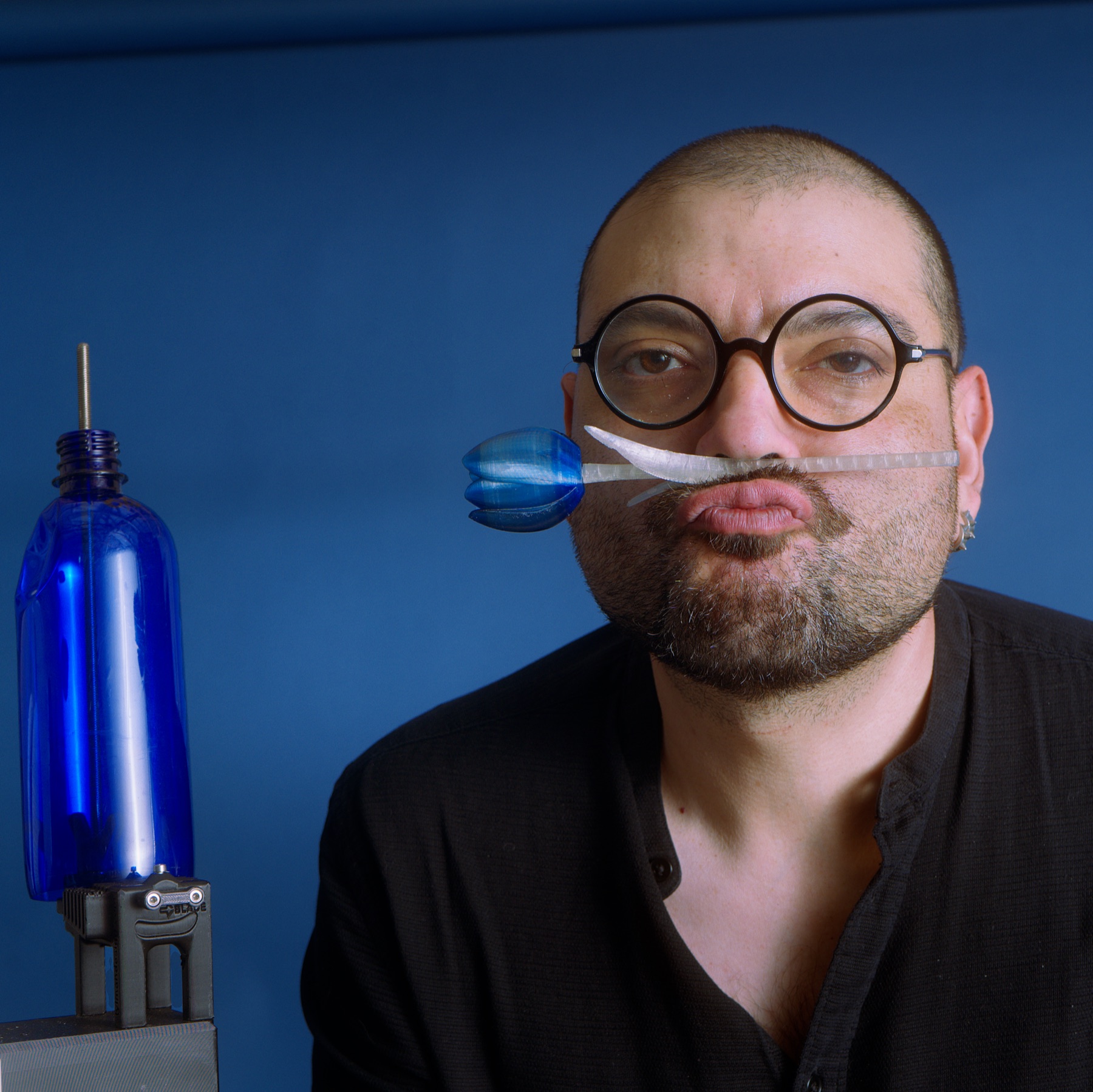Retrato editorial con tulipán azul
